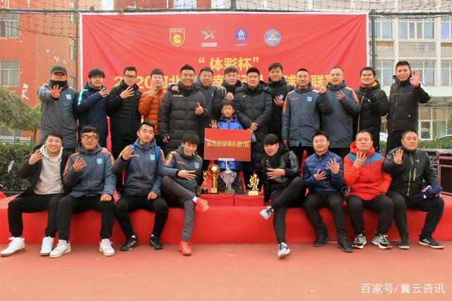超大奖杯逗笑维尼修斯 巴尔韦德欲举又放下